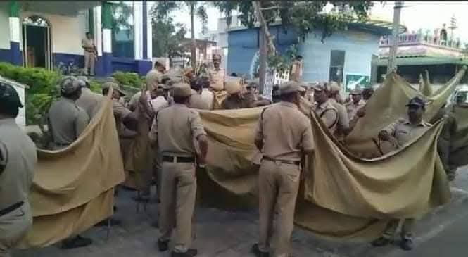 JspBVMNaresh's tweet image. ఒరేయ్ ఐదు రూపాయలు ఆర్టిస్టులు..
 పవన్ కళ్యాణ్ గారు పరదాలు కట్టుకుని తిరిగారని ప్రచారం చేస్తున్నారు..
 అధికారం చేతిలో ఉంది కదా అని పవన్ కళ్యాణ్ అనే వ్యక్తిని అదుపు చేయాలని చూశాడు మీ జగన్మోహన్ రెడ్డి. అలాంటి టైం లోనే ఎవరు ఎటువైపు నుండి వచ్చి దాడి చేస్తారో... అనే భయం కూడా లేకుండా…