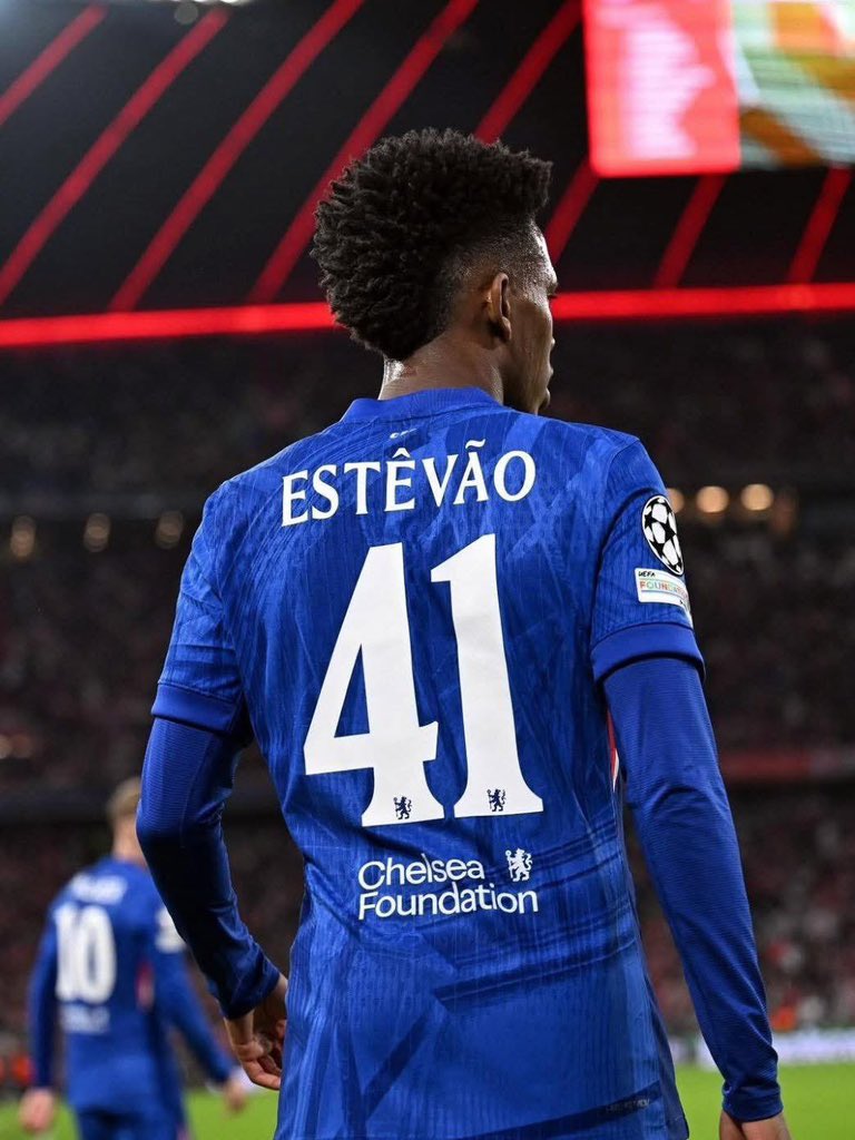 CfSimi's tweet image. We need to end the Estavao x Saka debate on Sunday. 
The disrespect Estavao is getting by being compared to average players like Saka is very annoying.