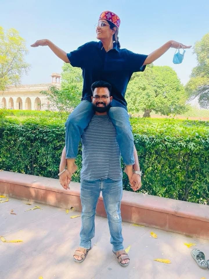 बिग ब्रेकिंग: कई दिनों से यूपी पुलिस से छिप छिप भाग रही <a href="/nehafolksinger/">Neha Singh Rathore</a> आखिरकार उत्तरप्रदेश के मैनपुरी से गिरफ्तार हुई। एक होटल में अपने किसी दोस्त के साथ ठहरी थी पुलिस सूचना पाकर होटल से गिरफ्तार किया - सूत्र 

अब चमचो शुरू करो विधवा विलाप।