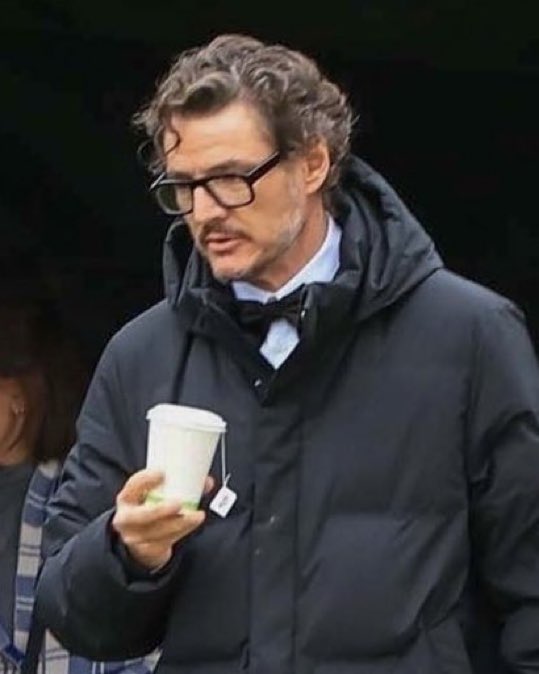 Yoncepascal's tweet image. That one curl is an Oscar winning actor btw