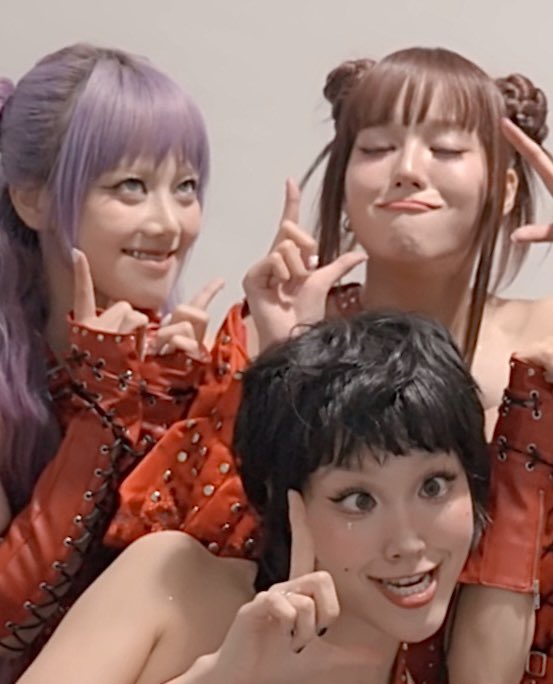 subtaka123's tweet photo. 世界初‼︎ 『はい、アゴ出し〜』で写真撮るガールズグループXG、ボーカルの皆さん、可愛いの概念を変えに行ってますﾎﾝﾏｽｷw https://t.co/dRmc9ClNES