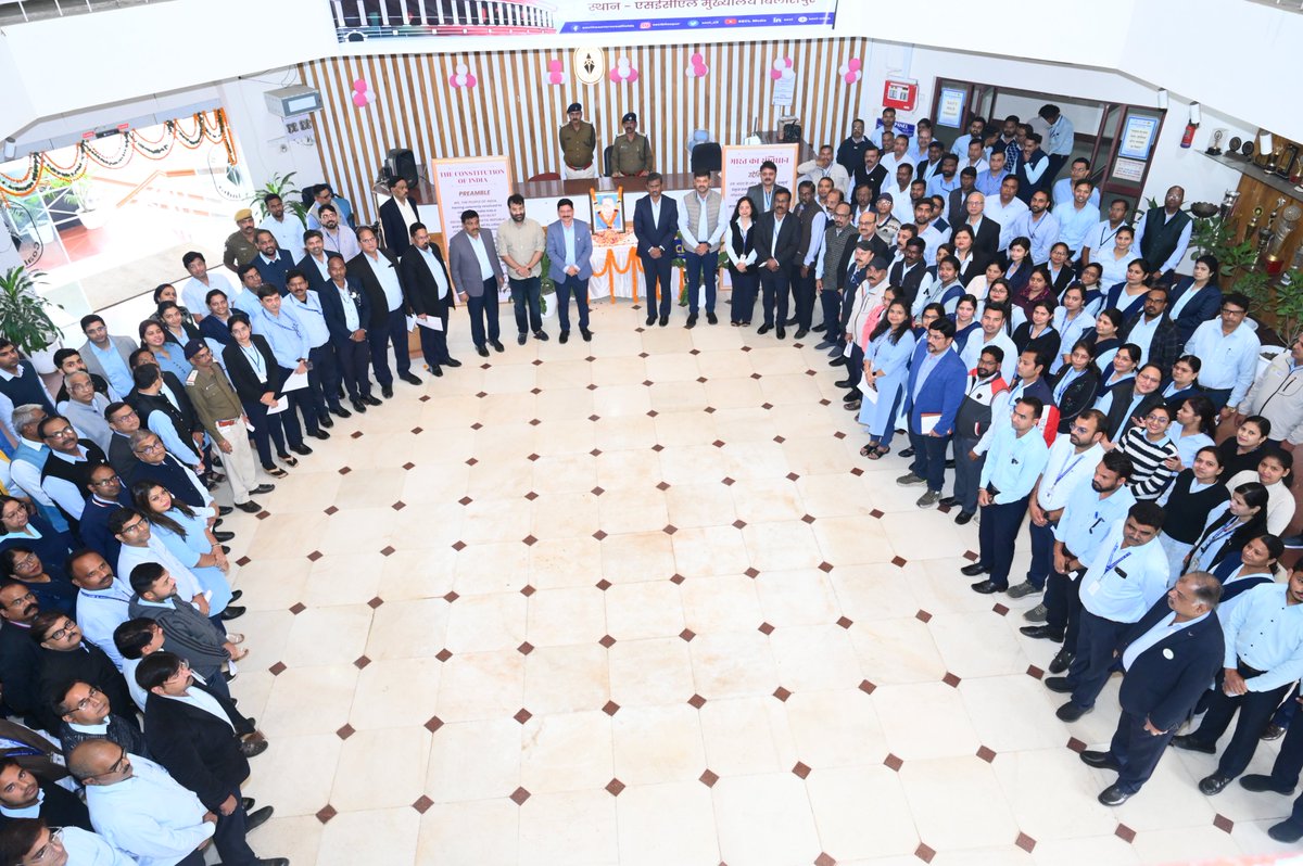 एसईसीएल में ’’संविधान दिवस’’ मनाया गया
एसईसीएल मुख्यालय स्थित आगन्तुक कक्ष में बाबा साहेब डा.  भीमराव अम्बेडकर की प्रतिमा के समक्ष दिनांक 26  नवंबर 2025 को मुख्य अतिथि अध्यक्ष सह प्रबंध निदेशक श्री हरीश दुहन, स्वतंत्र निदेशक श्री श्याम अग्रवाल, निदेशक तकनीकी (संचालन) श्री