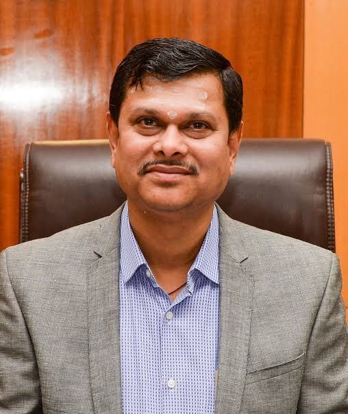 ಬಡ ಕುಟುಂಬದಿಂದ IAS ಅಧಿಕಾರಿಯವರೆಗೆ..

ಕರ್ನಾಟಕದ ಹಿರಿಯ ಮತ್ತು ಜನಪ್ರಿಯ ಐಎಎಸ್ ಅಧಿಕಾರಿ ಶ್ರೀ ಮಹಾಂತೇಶ ಬಿಳಗಿ ಅವರ ಜೀವನ ಪ್ರಯಾಣ ಮತ್ತು ಸಾಧನೆಗಳು ಲಕ್ಷಾಂತರ ಯುವಕರಿಗೆ ನಿಜವಾಗಿಯೂ ಸ್ಪೂರ್ತಿದಾಯಕವಾಗಿದ್ದವು. ಅಪಘಾತದಲ್ಲಿ ಅವರ ದುರಂತ ಸಾವು ಮನಸ್ಸನ್ನು ತೀವ್ರ ದುಃಖಿತಗೊಳಿಸಿದೆ.

#RestInPeace #MahanteshBilagi ಸರ್ 😢💔💐