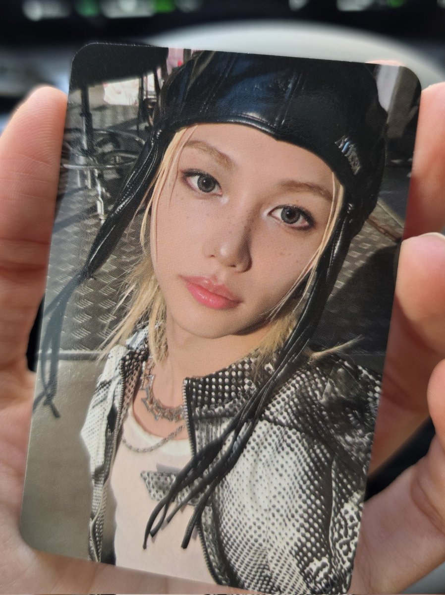 pinkbboki's tweet image. THE BOBA EYES? THE FRECKLES? THE MAKE UP? THE GLOSSY LIPS? OH GOD ONE OF THE BEST FELIX&apos;S PHOTOCARD SO FAR