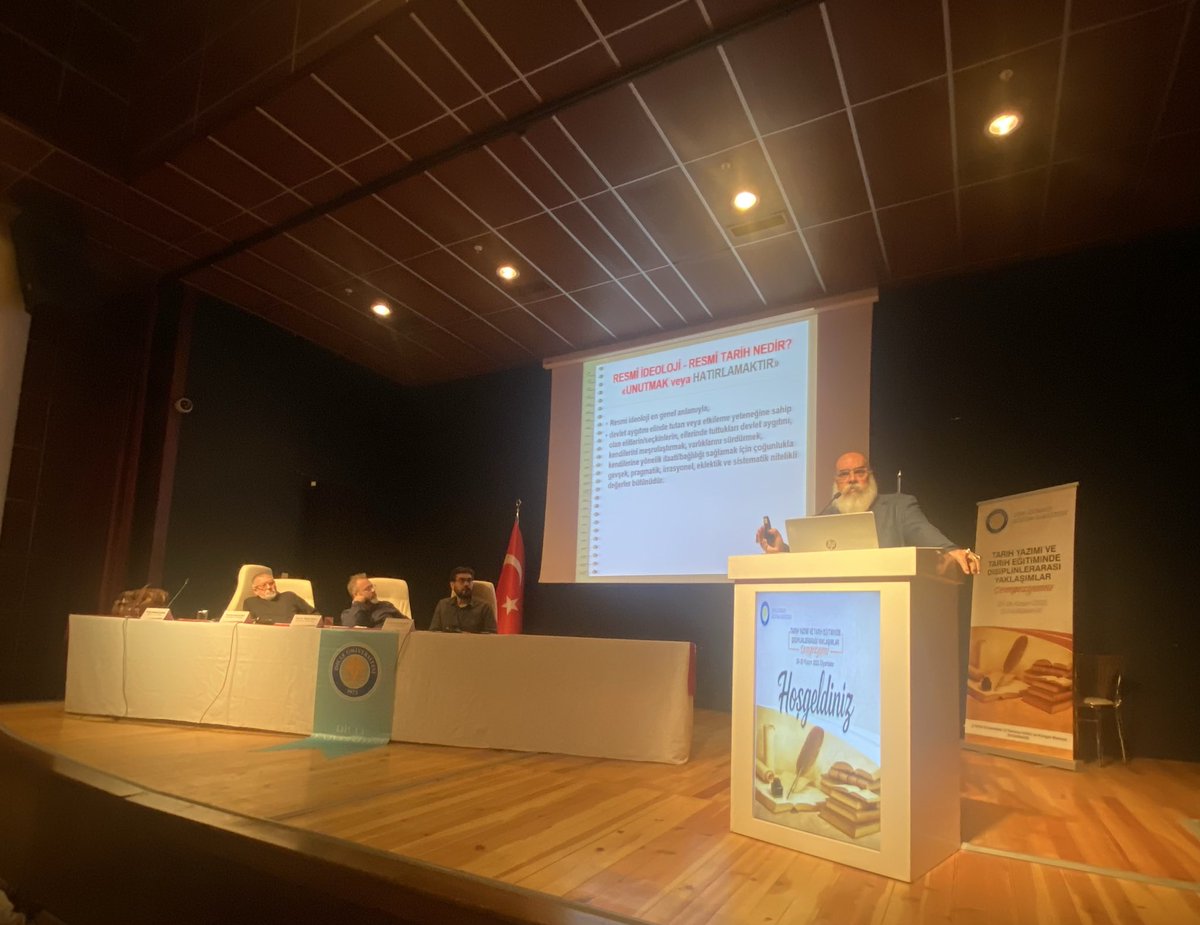 Prof.Dr. Mehmet Ö. Alkan (<a href="/Mehmet_O_Alkan/">Mehmet Ö. Alkan</a>) hocamızın resmi tarih ve ideoloji konusundaki sunumunu dinliyoruz.