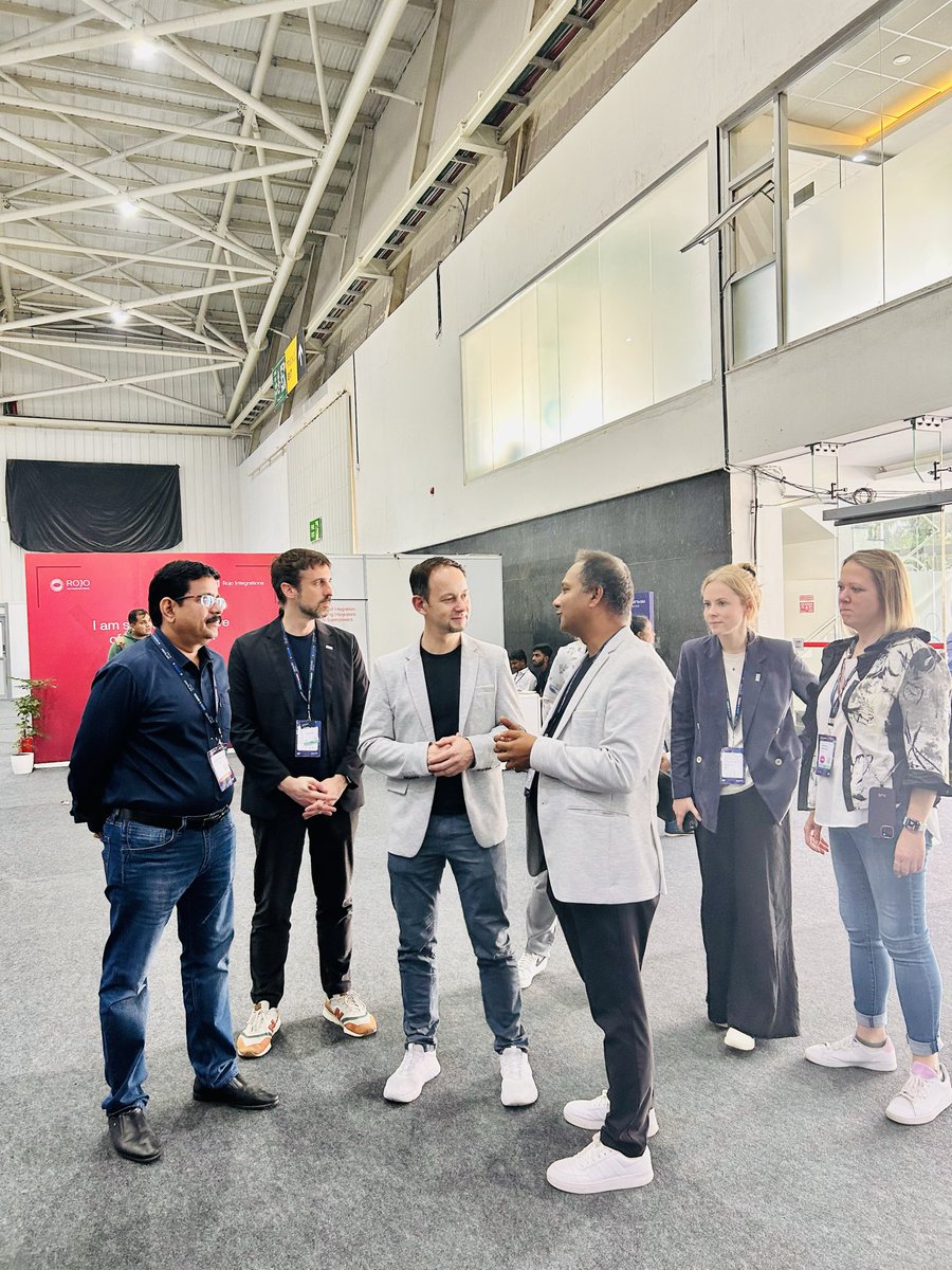 vartika1598's tweet image. Day 2 of #SAPTechEd 2025 is in full swing! 
Peeyush Chaurasia, Content Head - SAP Teched, showcasing our amazing innovations on the TechEd Showfloor to @Michael_Ameling, President - SAP BTP and Extended SAP Board Member, SAP SE.
@gangadharansind @Gopal__Anand