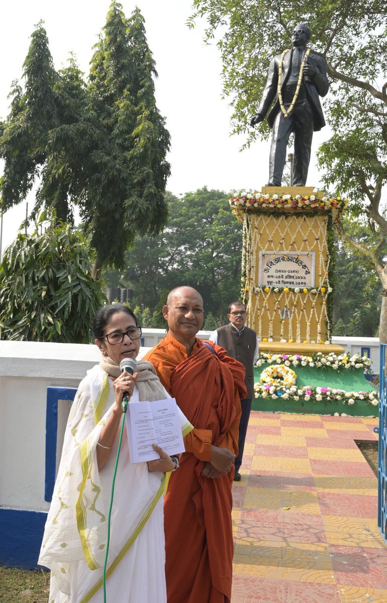 AITCofficial's tweet image. Smt. @MamataOfficial marked Constitution Day by paying homage to Dr. B. R. Ambedkar, a thinker whose vision continues to illuminate India’s democratic path.

Her tribute underscored a simple truth: governance must derive its legitimacy from constitutional ethics, not from brute…