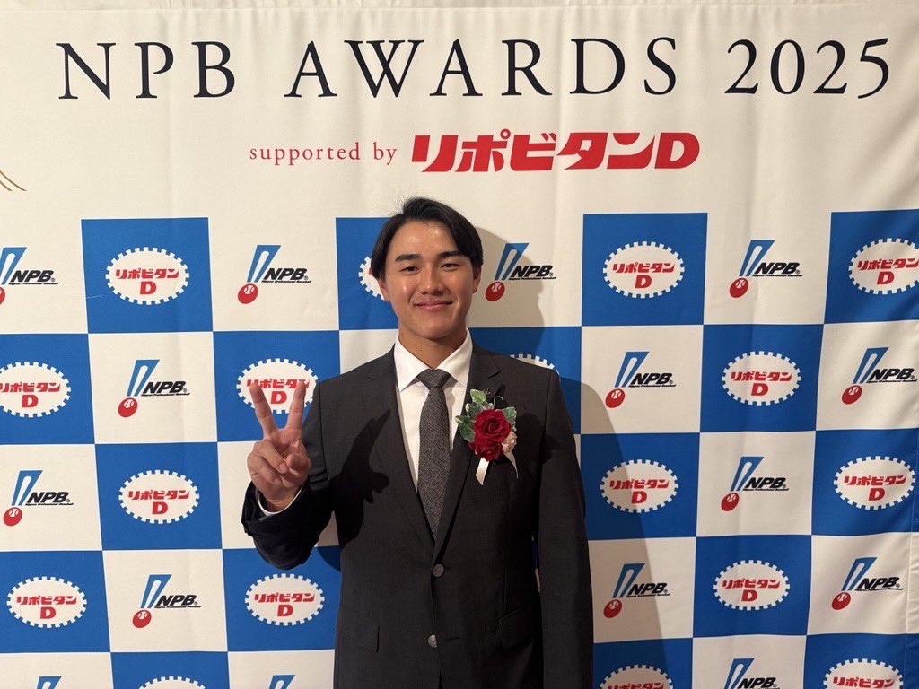 chibalotte_pr's tweet photo. #西川史礁 選手、2025年度最優秀新人賞です！
「ファンの皆さま、応援ありがとうございました！」と西川選手。
「打撃に関しては何も満足していないので、来年レベルアップして、またこの舞台に戻ります」と笑顔です。
#chibalotte #広報 https://t.co/mU84B8abQ9
