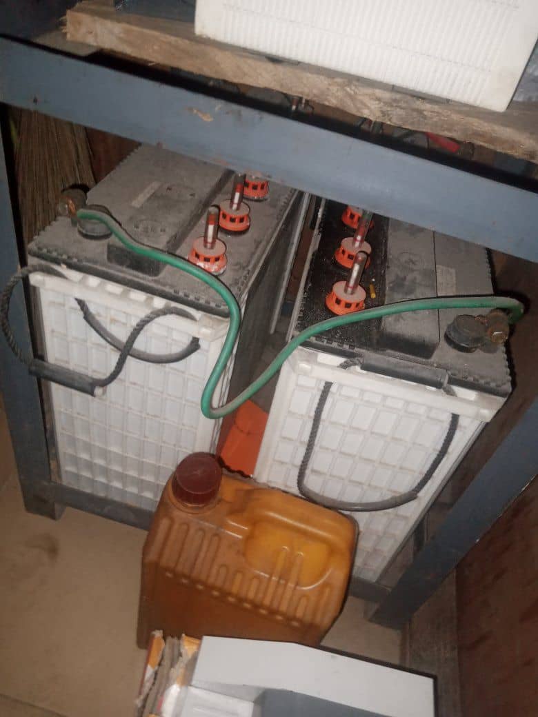 yardsaleplug's tweet image. A 2.5kva inverter and 2 batteries with charge controller, doesn&apos;t come with solar panels 

Asking price: 700k

Location: Jos

Contact: 08072472687

#yardsale #Declutter #JosNigeria