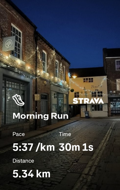 Morning 5km run 
Out a little earlier so enjoyed heading in to town while it was quiet. Christmas lights, The Shambles, The Minster, the colours of a clear winter sky, and a fox! Perfect morning run. Happy Wednesday! 😃🏃‍♀️
#York #Running