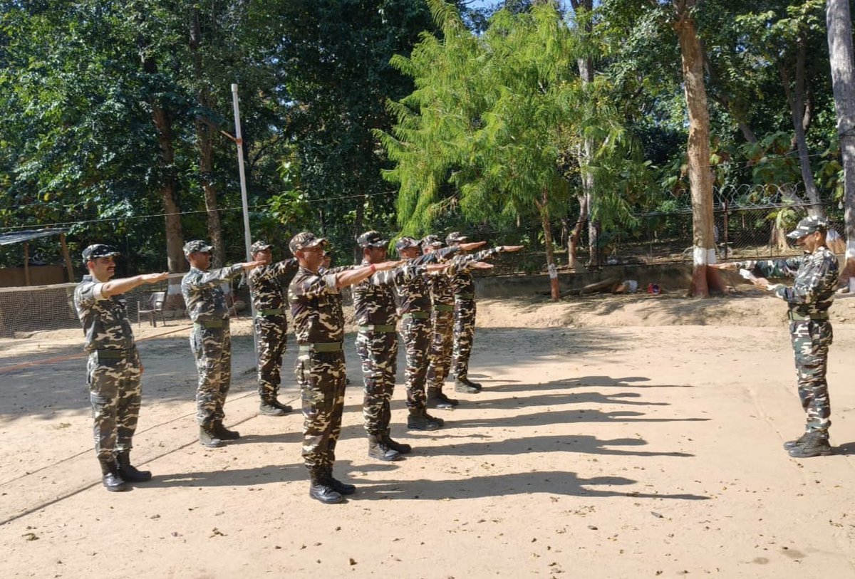 9BnSSB_INDIA's tweet photo. “हम, भारत के लोग...” प्रस्तावना का सामूहिक वाचन कर बलकर्मियों ने न्याय, स्वतंत्रता, समानता और बन्धुता के आदर्शों को सेवा-आचरण में उतारने का प्रण लिया।
@SSB_INDIA
@SSBFTRLUCKNOW
@SSBSHQGKP
#SamvidhanDiwas #ConstitutionDay #ReadThePreamble #WeThePeople #HamaraSamvidhanHamaraSwabhim https://t.co/XJbeXm7ltu