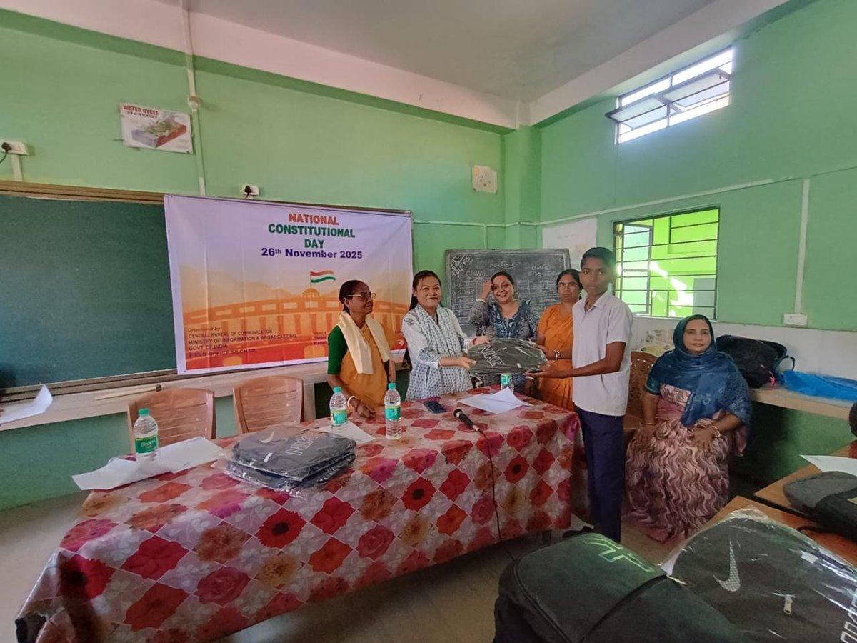 CBCGuwahati's tweet photo. Celebrating the spirit of the Constitution! 📘

Students enthusiastically participated in the quiz competition and were awarded prizes and mementos for their efforts during the Constitution Day programme at Taruni Mohan Das Laskar Academy High School.

@CBC_MIB @MIB_India https://t.co/uPxl2M8dtF
