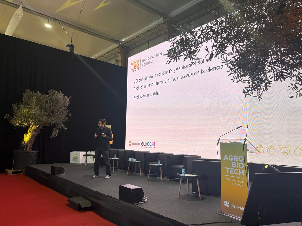 Txell_fuguet's tweet image. Avui a #AgrobiotechInnovationForum a @FiradeLleida1 Daniel Serrano, director de robòtica i automatització de @Eurecat_news apunta les claus de la innovació en #robotica agrícola.
I no us perdeu també les taules rodones amb empreses per conèixer solucions aplicades al camp