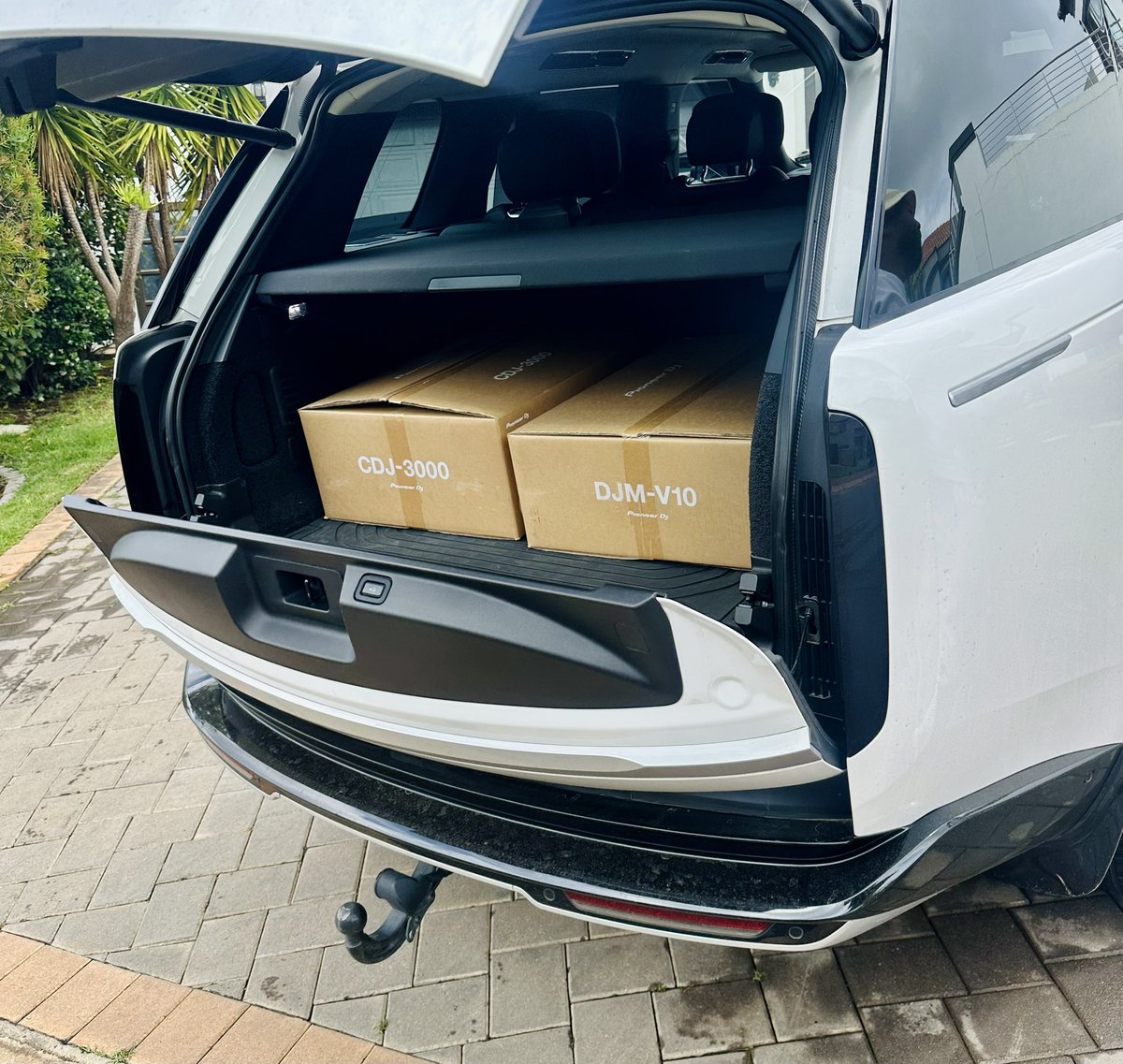 Chymamusique's tweet image. Thanks for the morning visit @SizweDhlomo 
Brand New CDJ 3000 &amp;amp; V10 mixer