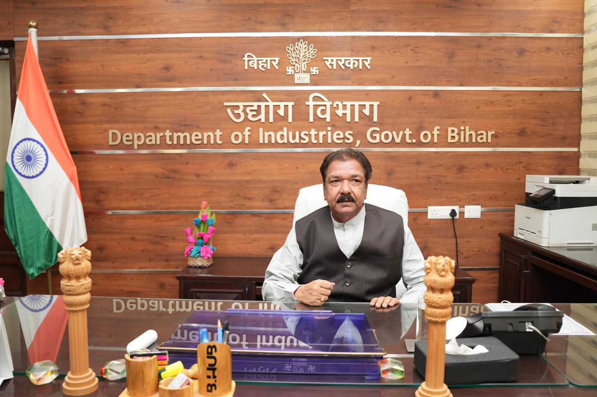 BJP4Bihar's tweet photo. विकास भवन में उद्योग विभाग, बिहार सरकार के मंत्री के रूप में माननीय प्रदेश अध्यक्ष डॉ. @DilipJaiswalBJP जी ने पदभार ग्रहण किया।

निश्चित ही आप अपने कर्तव्यों का सुचारू रूप से और पूर्ण निष्ठा के साथ निर्वहन कर—बिहार के औद्योगिक विकास को नई दिशा देंगे।

पीएम मोदी जी की दृष्टि और संगठन की कार्यसंस्कृति से प्रेरित यह नई शुरुआत प्रदेश के लिए महत्वपूर्ण साबित होगी।

हार्दिक शुभकामनाएँ!