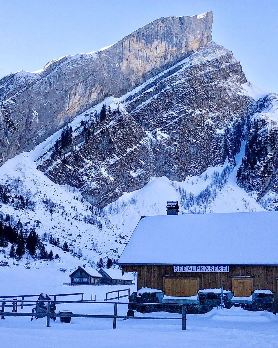 bergwelt_me's tweet image. Winterruhe auf der Seealp.❄️

#Bergwelt #Schweiz #Alpstein #Winter #Wandern