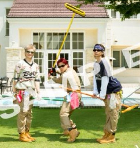 gurunpa129sho's tweet image. キャンペーンの写真、供給過多で一旦見過ごしてたけど…

気付いちゃったよ、様子がおかしい３人に🤣

パッと見、岸くんはふざけなかったんだな〜と思ったらよく見たら１番おもしろ挟みしてる🧹笑笑

直立で口元にんまりしてるように見えるんだけど🤭
天才❤💜🩵

#Number_i
#Number_2DX
#LAVALAVA