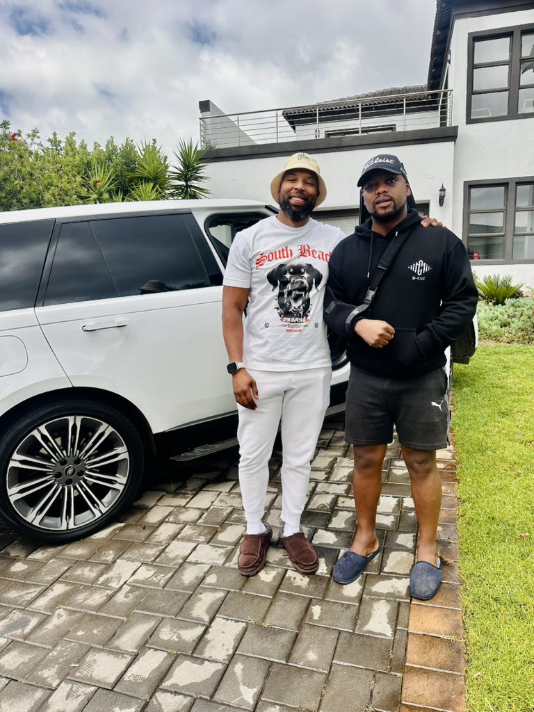 Chymamusique's tweet image. Thanks for the morning visit @SizweDhlomo 
Brand New CDJ 3000 &amp;amp; V10 mixer