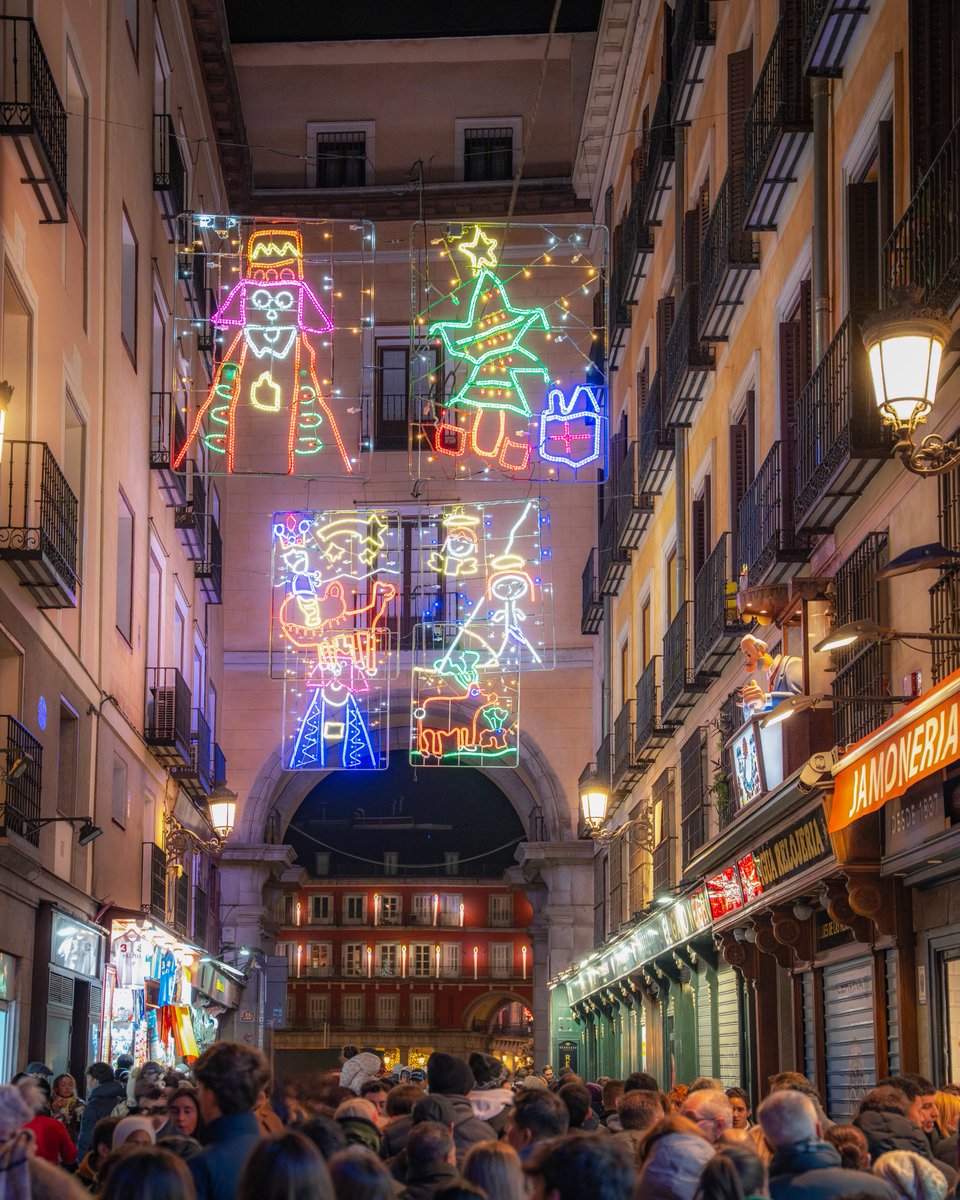 Visita_Madrid's tweet image. En Madrid, la Navidad también se ve a través de los ojos de los niños. Rincones como este, en la Calle de la Sal, se iluminan con diseños inspirados en dibujos infantiles que hacen la ciudad aún más especial.  #Madrid #VisitaMadrid #España
