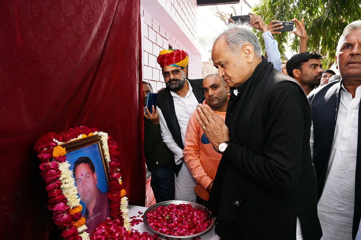 ashokgehlot51's tweet image. शाहपुरा पहुंचकर पूर्व चेयरमैन श्री बद्री प्रसाद सैनी के युवा पुत्र श्री रविन्द्र सैनी के सड़क दुर्घटना में आकस्मिक निधन पर श्रद्धांजलि अर्पित की।

सड़क दुर्घटनाओं में लगातार हमारे युवाओं की जान जा रही है। श्री सैनी के परिवार में शादी के एक दिन पहले यह दुर्घटना हुई है। ईश्वर…