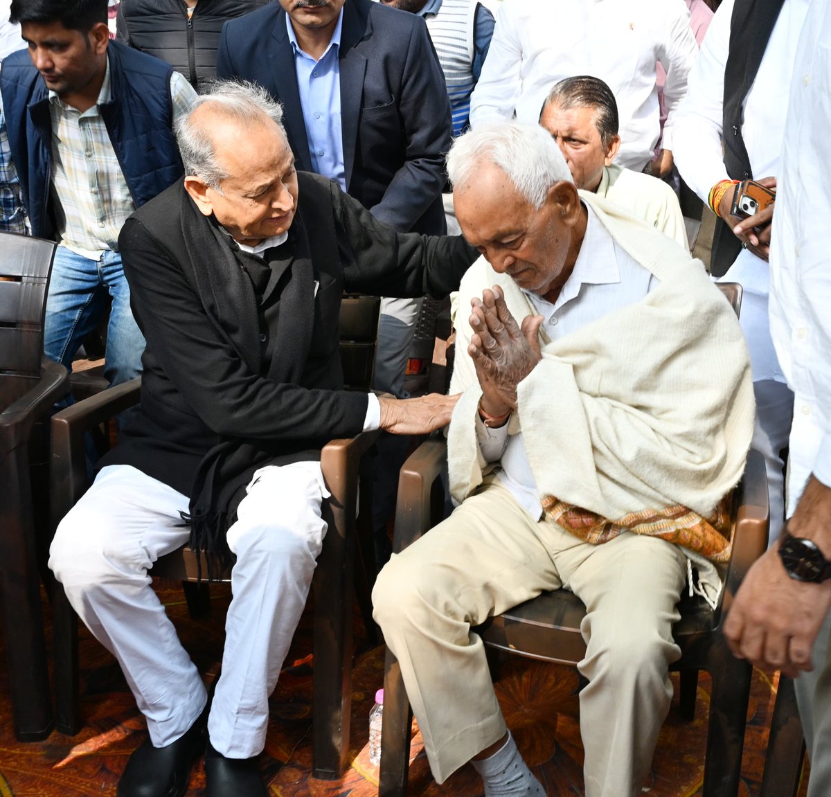 ashokgehlot51's tweet image. शाहपुरा पहुंचकर पूर्व चेयरमैन श्री बद्री प्रसाद सैनी के युवा पुत्र श्री रविन्द्र सैनी के सड़क दुर्घटना में आकस्मिक निधन पर श्रद्धांजलि अर्पित की।

सड़क दुर्घटनाओं में लगातार हमारे युवाओं की जान जा रही है। श्री सैनी के परिवार में शादी के एक दिन पहले यह दुर्घटना हुई है। ईश्वर…