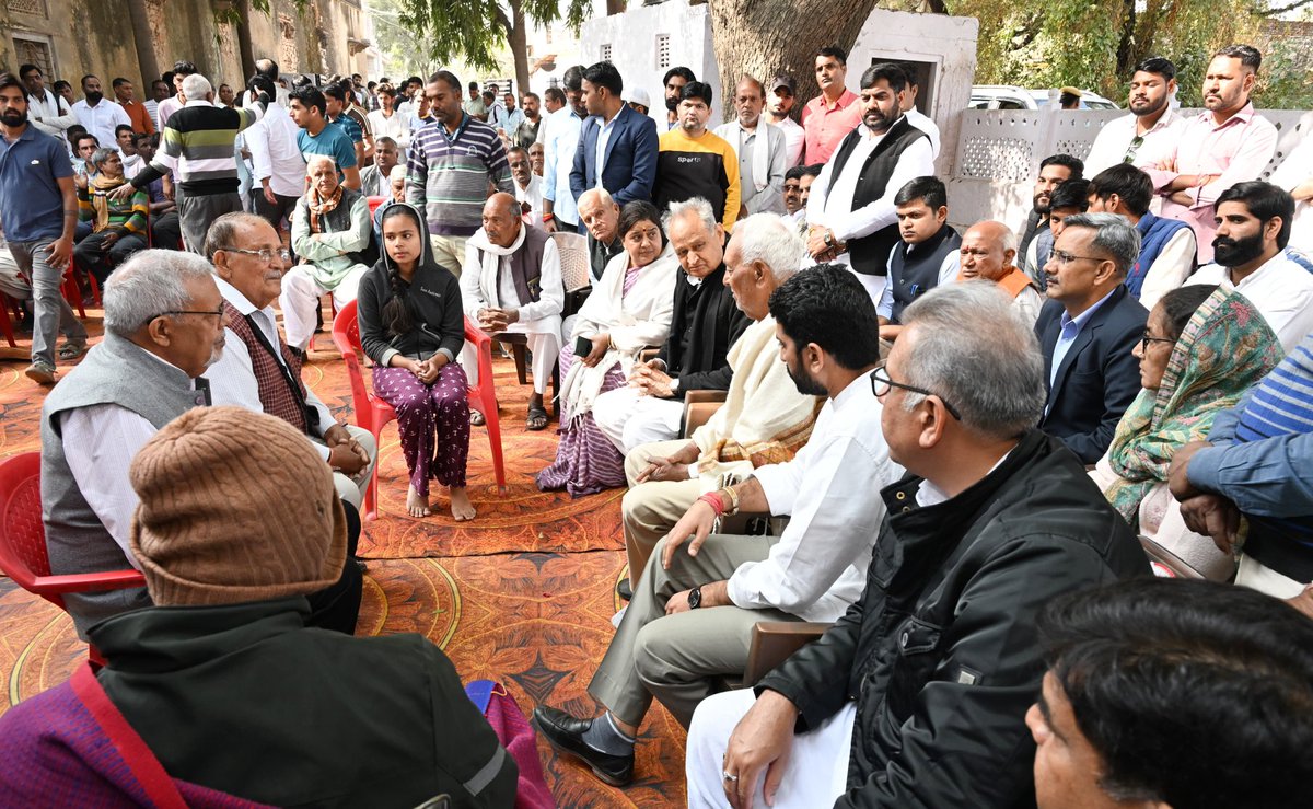 ashokgehlot51's tweet image. शाहपुरा पहुंचकर पूर्व चेयरमैन श्री बद्री प्रसाद सैनी के युवा पुत्र श्री रविन्द्र सैनी के सड़क दुर्घटना में आकस्मिक निधन पर श्रद्धांजलि अर्पित की।

सड़क दुर्घटनाओं में लगातार हमारे युवाओं की जान जा रही है। श्री सैनी के परिवार में शादी के एक दिन पहले यह दुर्घटना हुई है। ईश्वर…