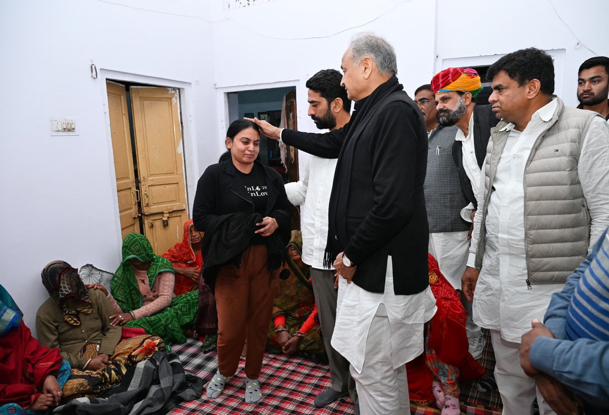 ashokgehlot51's tweet image. शाहपुरा पहुंचकर पूर्व चेयरमैन श्री बद्री प्रसाद सैनी के युवा पुत्र श्री रविन्द्र सैनी के सड़क दुर्घटना में आकस्मिक निधन पर श्रद्धांजलि अर्पित की।

सड़क दुर्घटनाओं में लगातार हमारे युवाओं की जान जा रही है। श्री सैनी के परिवार में शादी के एक दिन पहले यह दुर्घटना हुई है। ईश्वर…