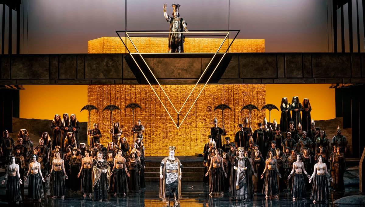 OperaLibera's tweet image. Al @Grimaldi Forum di Montecarlo diventa un film muto nella lettura di #DavideLivermore.
Sul podio #MassimoZanetti guida un cast ben equilibrato in cui spiccano le prove di @Alek_Kurzak, @TezierLudovic ed @erwinschrott.

operalibera.net/wp/2025/11/22/…