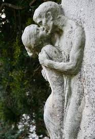 "El beso más difícil no es el primero, sino el último.
El primero nace del impulso, de la curiosidad, del misterio de lo que puede llegar a ser. Es un comienzo:
lleva esperanza, nervios, y una chispa que enciende futuros. Pero el último…el último es otra historia. Ese lleva