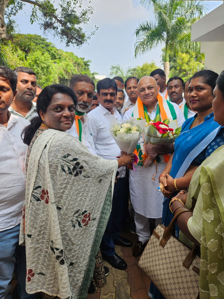 KsgsiaDivision's tweet image. ಇಂದು26-11-25ಕೋಲಾರದಲ್ಲಿನಡೆದಗ್ಯಾರಂಟಿ ಪ್ರಗತಿ ಪರಿಶೀಲನ ಸಭೆಗೆ ಬಂದ ರಾಜ್ಯಗ್ಯಾರಂಟಿ ಯೋಜನೆಗಳಉಪಾಧ್ಯಕ್ಷ ಶ್ರೀಸೂರಜ್ಎಂ.ಎನ್. ಹೆಗಡೆಅವರನ್ನುಜಿಲ್ಲಾ ಸಮಿತಿಯಅಧ್ಯಕ್ಷ ಶ್ರೀ ವೈ.ಶಿವಕುಮಾರ್ಹಾಗೂಪದಾಧಿಕಾರಿಗಳು ಆತ್ಮೀಯವಾಗಿ ಸ್ವಾಗತಿಸಿದರು.ನಂತರಅವರು ಡಾ.ಬಾಬಾ ಸಾಹೇಬ್ ಅಂಬೇಡ್ಕರ್ಅವರ ಪುತ್ಥಳಿಗೆ ಮಾಲಾರ್ಪಣೆ ಮಾಡಿ ಗೌರವ ಸಲ್ಲಿಸಿದರು