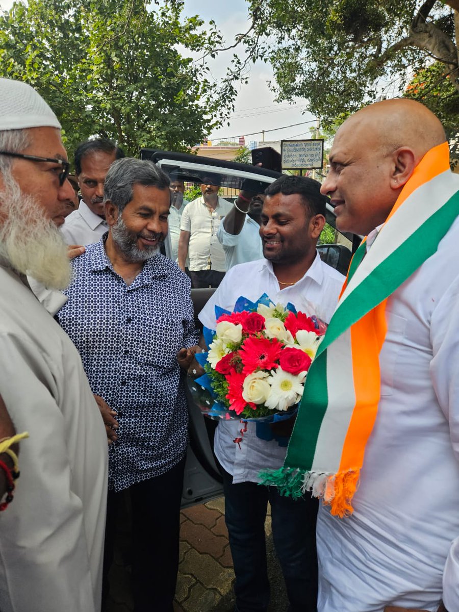 KsgsiaDivision's tweet image. ಇಂದು26-11-25ಕೋಲಾರದಲ್ಲಿನಡೆದಗ್ಯಾರಂಟಿ ಪ್ರಗತಿ ಪರಿಶೀಲನ ಸಭೆಗೆ ಬಂದ ರಾಜ್ಯಗ್ಯಾರಂಟಿ ಯೋಜನೆಗಳಉಪಾಧ್ಯಕ್ಷ ಶ್ರೀಸೂರಜ್ಎಂ.ಎನ್. ಹೆಗಡೆಅವರನ್ನುಜಿಲ್ಲಾ ಸಮಿತಿಯಅಧ್ಯಕ್ಷ ಶ್ರೀ ವೈ.ಶಿವಕುಮಾರ್ಹಾಗೂಪದಾಧಿಕಾರಿಗಳು ಆತ್ಮೀಯವಾಗಿ ಸ್ವಾಗತಿಸಿದರು.ನಂತರಅವರು ಡಾ.ಬಾಬಾ ಸಾಹೇಬ್ ಅಂಬೇಡ್ಕರ್ಅವರ ಪುತ್ಥಳಿಗೆ ಮಾಲಾರ್ಪಣೆ ಮಾಡಿ ಗೌರವ ಸಲ್ಲಿಸಿದರು