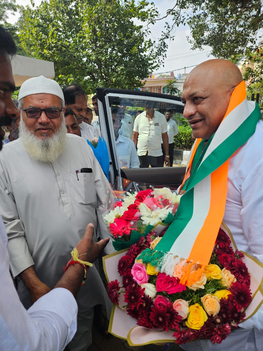 KsgsiaDivision's tweet image. ಇಂದು26-11-25ಕೋಲಾರದಲ್ಲಿನಡೆದಗ್ಯಾರಂಟಿ ಪ್ರಗತಿ ಪರಿಶೀಲನ ಸಭೆಗೆ ಬಂದ ರಾಜ್ಯಗ್ಯಾರಂಟಿ ಯೋಜನೆಗಳಉಪಾಧ್ಯಕ್ಷ ಶ್ರೀಸೂರಜ್ಎಂ.ಎನ್. ಹೆಗಡೆಅವರನ್ನುಜಿಲ್ಲಾ ಸಮಿತಿಯಅಧ್ಯಕ್ಷ ಶ್ರೀ ವೈ.ಶಿವಕುಮಾರ್ಹಾಗೂಪದಾಧಿಕಾರಿಗಳು ಆತ್ಮೀಯವಾಗಿ ಸ್ವಾಗತಿಸಿದರು.ನಂತರಅವರು ಡಾ.ಬಾಬಾ ಸಾಹೇಬ್ ಅಂಬೇಡ್ಕರ್ಅವರ ಪುತ್ಥಳಿಗೆ ಮಾಲಾರ್ಪಣೆ ಮಾಡಿ ಗೌರವ ಸಲ್ಲಿಸಿದರು