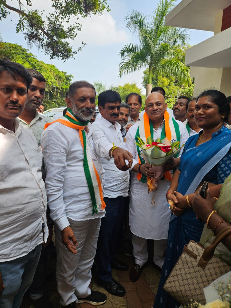 KsgsiaDivision's tweet image. ಇಂದು26-11-25ಕೋಲಾರದಲ್ಲಿನಡೆದಗ್ಯಾರಂಟಿ ಪ್ರಗತಿ ಪರಿಶೀಲನ ಸಭೆಗೆ ಬಂದ ರಾಜ್ಯಗ್ಯಾರಂಟಿ ಯೋಜನೆಗಳಉಪಾಧ್ಯಕ್ಷ ಶ್ರೀಸೂರಜ್ಎಂ.ಎನ್. ಹೆಗಡೆಅವರನ್ನುಜಿಲ್ಲಾ ಸಮಿತಿಯಅಧ್ಯಕ್ಷ ಶ್ರೀ ವೈ.ಶಿವಕುಮಾರ್ಹಾಗೂಪದಾಧಿಕಾರಿಗಳು ಆತ್ಮೀಯವಾಗಿ ಸ್ವಾಗತಿಸಿದರು.ನಂತರಅವರು ಡಾ.ಬಾಬಾ ಸಾಹೇಬ್ ಅಂಬೇಡ್ಕರ್ಅವರ ಪುತ್ಥಳಿಗೆ ಮಾಲಾರ್ಪಣೆ ಮಾಡಿ ಗೌರವ ಸಲ್ಲಿಸಿದರು