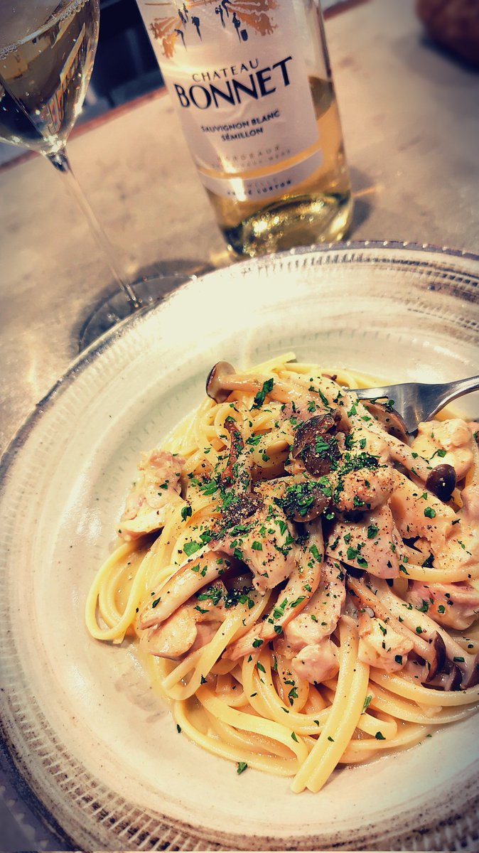 Gr_Key's tweet image. ボージョレ・ヌーヴォーは下火ですが、山梨のヌーヴォーで🍷
地鶏と柚子胡椒のパスタはフランスの白ワインで😋

#新酒 #ボジョレー