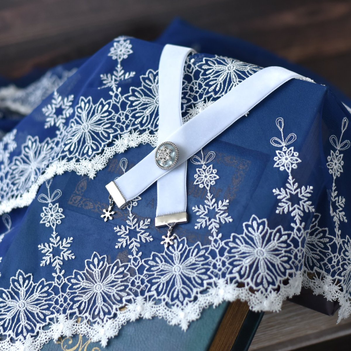 jyura_RM's tweet image. 11/28⇒お題【#雪の結晶が溶ける前に　#365DIYtheme】
※雪、冬作品オンリー

触れた瞬間すっと消えてしまいそうな、儚い雪の煌めき✨結晶の気配が静かに漂う冬のモチーフは、白い息と一緒にそっと物語を落としていく…❄️

🛒minne.com/@raga-muffin

#ハンドメイド好きさんと繋がりたい