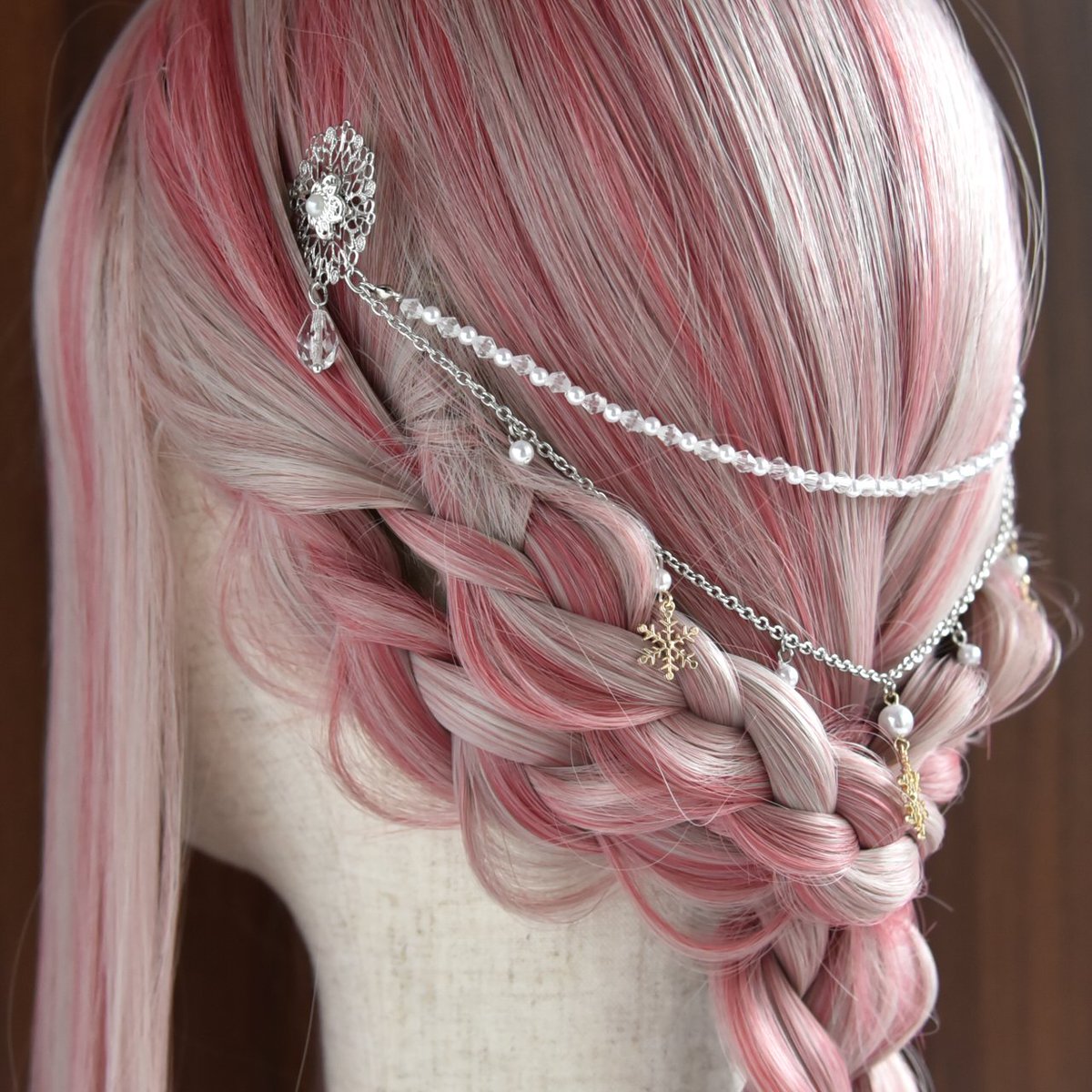 jyura_RM's tweet image. 11/28⇒お題【#雪の結晶が溶ける前に　#365DIYtheme】
※雪、冬作品オンリー

触れた瞬間すっと消えてしまいそうな、儚い雪の煌めき✨結晶の気配が静かに漂う冬のモチーフは、白い息と一緒にそっと物語を落としていく…❄️

🛒minne.com/@raga-muffin

#ハンドメイド好きさんと繋がりたい