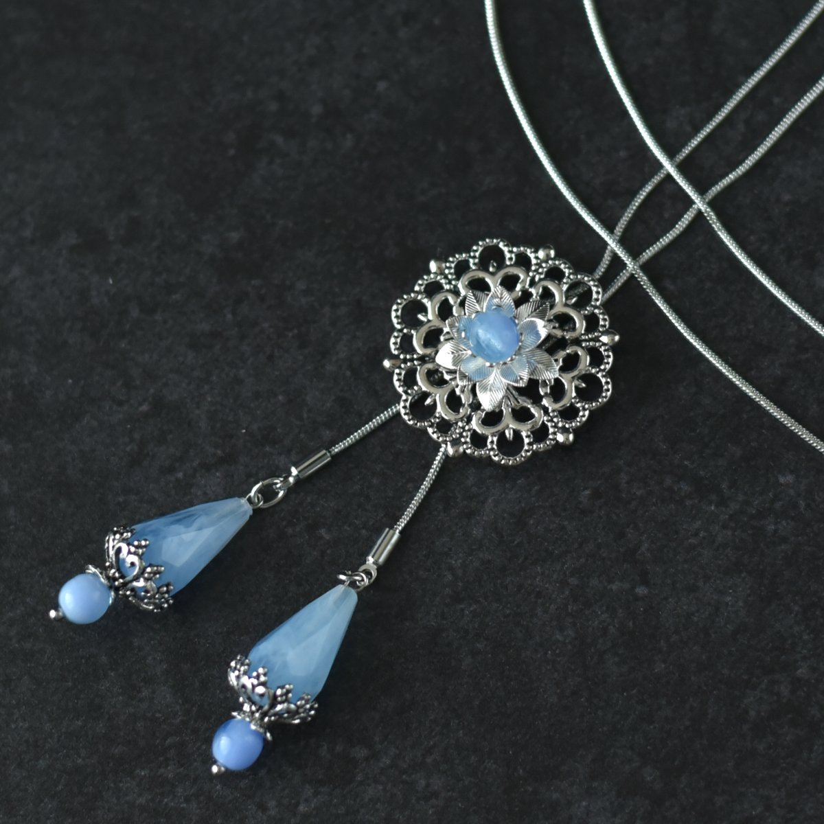 jyura_RM's tweet image. 11/28⇒お題【#雪の結晶が溶ける前に　#365DIYtheme】
※雪、冬作品オンリー

触れた瞬間すっと消えてしまいそうな、儚い雪の煌めき✨結晶の気配が静かに漂う冬のモチーフは、白い息と一緒にそっと物語を落としていく…❄️

🛒minne.com/@raga-muffin

#ハンドメイド好きさんと繋がりたい