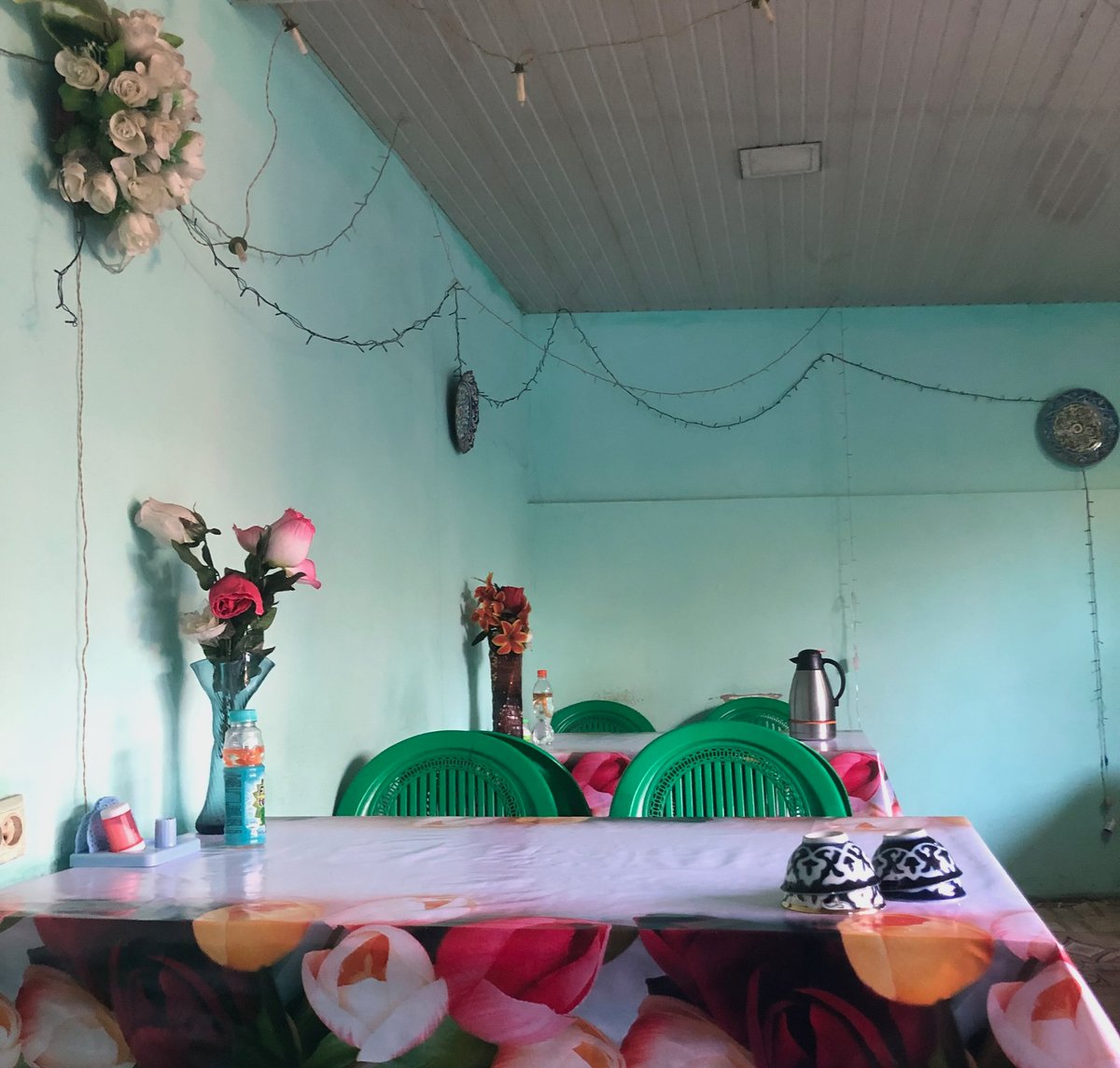 Unser #Bilddestages von Paulinon Vanackère
novastan.org/de/bild-des-ta… 

In Taschkent, der Hauptstadt Usbekistans, wartet ein gedeckter Tisch auf die nächsten Gäste.