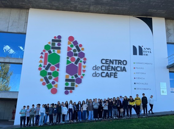 Os alunos de Português de 1º, 2º e 3º da ESO, do IES Jálama de Moraleja (Cáceres), fizeram uma visita ao Centro de Ciência do Café da Delta em Campo Maior. Foi uma atividade muito interessante cheia de aventuras.
