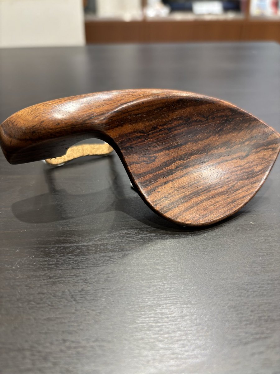 バイオリン #顎当て 紹介💁‍♀️#ストラド→この形なら、あ〜見たこと