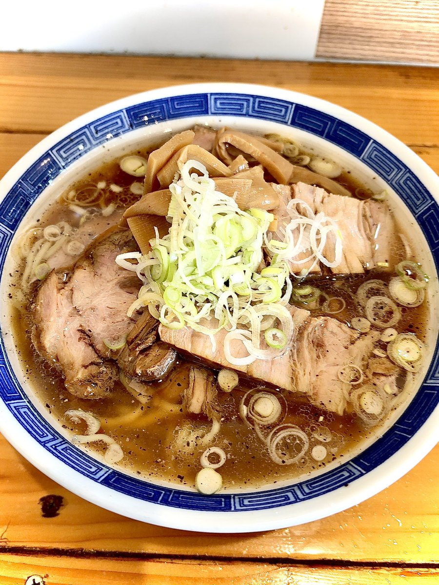 あってりめんこうじ@中軽井沢
「THE.古風なチャーシューめん 中(1380円)」
人気のちゃん系をようやく初食。
シンプルだけど旨みたっぷりスープにもちもち中太麺もたっぷり。
肉は数種類の部位から、いずれも柔らかく食べ応え十分。食べても食べても肉が出てくる想像の上の世界笑。満足度半端ない。