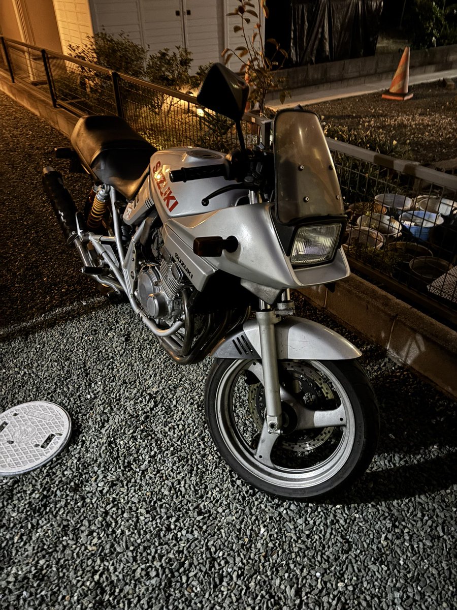 sey5_second's tweet image. 納車しました！！！！！
スズキGSX250S カタナ
まだ免許の更新してないので乗れないですが笑
調子悪いとこは治して走りたい！！
#納車
#スズキ
#カタナ