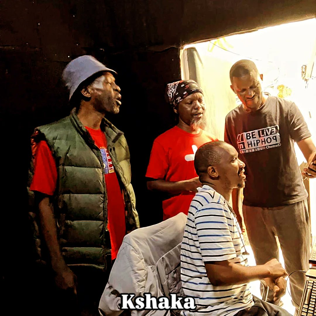 kshakaofficial's tweet image. Lazima tudrop kitu kabla hii mwaka iishe.. #KshakaForever #HipHop 

New music loading 🎛️🎚️