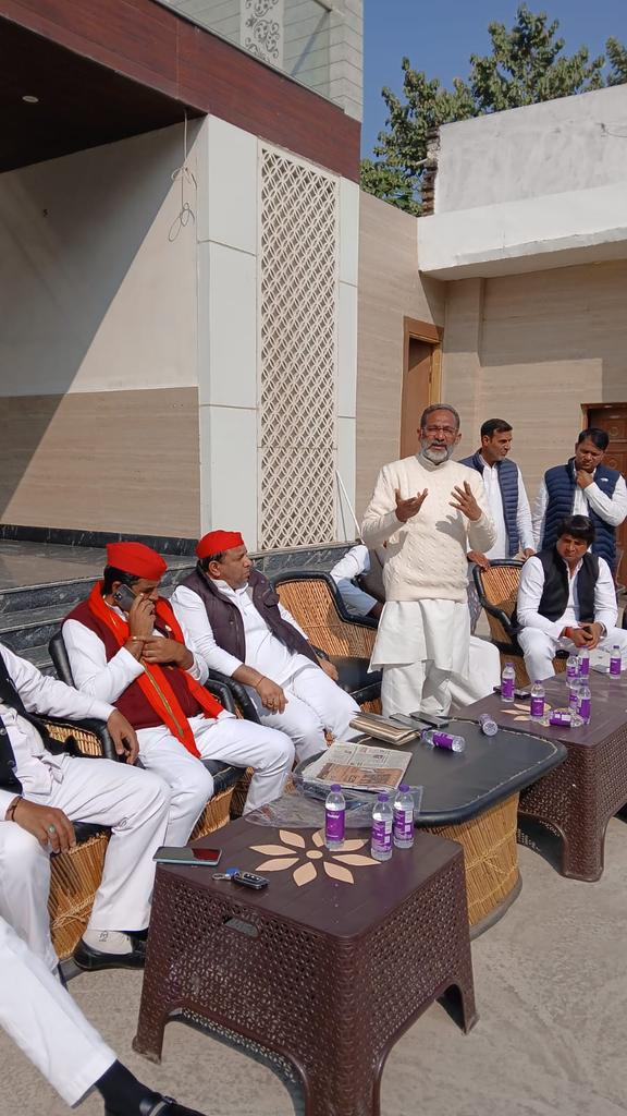 rajkumarbhatisp's tweet image. SIR प्रक्रिया को समझाने और उसे ठीक से संचालित करने की जिम्मेदारी देने के लिए ग्रेटर नोएडा जोन के समाजवादी पार्टी के बीएलए की मीटिंग आज शफीपुर गांव में पार्टी के नेता एडवोकेट विक्रम टाइगर के आवास पर सम्पन्न हुई।