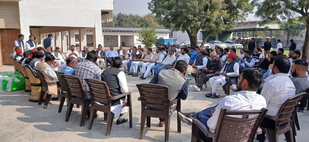 rajkumarbhatisp's tweet image. SIR प्रक्रिया को समझाने और उसे ठीक से संचालित करने की जिम्मेदारी देने के लिए ग्रेटर नोएडा जोन के समाजवादी पार्टी के बीएलए की मीटिंग आज शफीपुर गांव में पार्टी के नेता एडवोकेट विक्रम टाइगर के आवास पर सम्पन्न हुई।