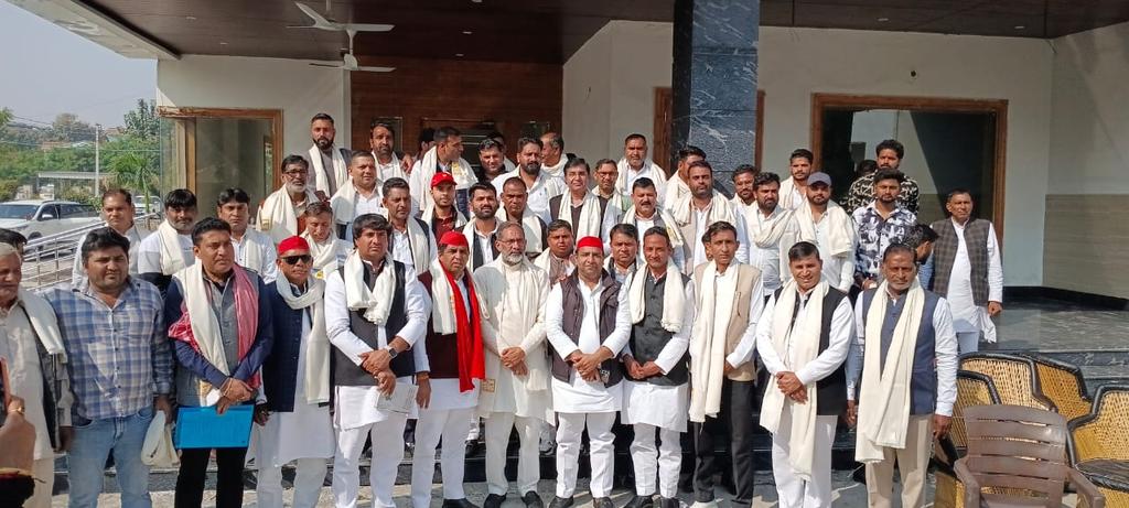 rajkumarbhatisp's tweet image. SIR प्रक्रिया को समझाने और उसे ठीक से संचालित करने की जिम्मेदारी देने के लिए ग्रेटर नोएडा जोन के समाजवादी पार्टी के बीएलए की मीटिंग आज शफीपुर गांव में पार्टी के नेता एडवोकेट विक्रम टाइगर के आवास पर सम्पन्न हुई।