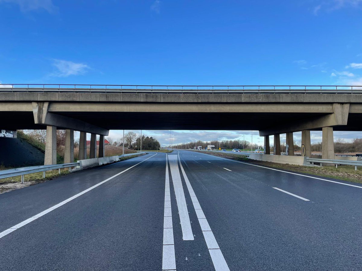 Het groot onderhoud aan de #A7 tussen #Joure en #Sneek is afgerond. Zo zijn beide rijbanen voorzien van nieuw asfalt. Ook hebben we onderhoud verricht aan viaducten. Daarmee komt er een einde aan de vele werkzaamheden op dit deel van de A7.