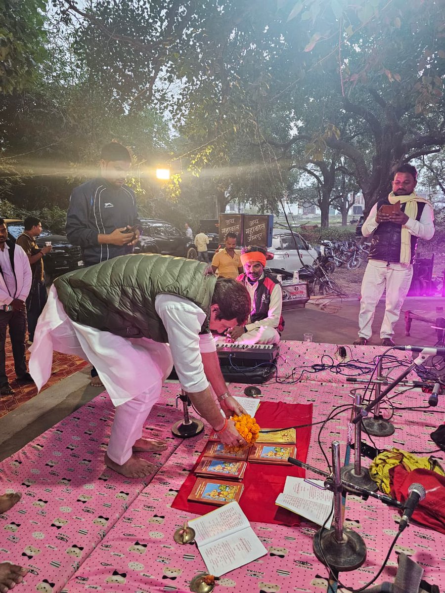 MDhananjaySingh's tweet image. रामनगर भरसड़ा में आयोजित प्रभु श्री हनुमान जी की मूर्ति प्राण-प्रतिष्ठा कार्यक्रम में उपस्थित होकर आशीर्वाद प्राप्त किया।

प्रभु श्री हनुमान जी की कृपा हम सब पर बनीं रहे।

#जय_हनुमान🚩