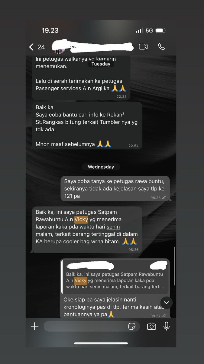 bakuldimsum_'s tweet image. Gara2 utas ini petugas KAI-nya di pecat. Bukan dia yg ilangin, dia mau tanggung jawab ganti Tumbler seharga 300rb tapi akhirnya dia dipecat Krn utasnya viral ☹️
*Gue ss POV dr org yg kehilangan Tumbler
*POV petugas KAI dipostingan selanjutnya