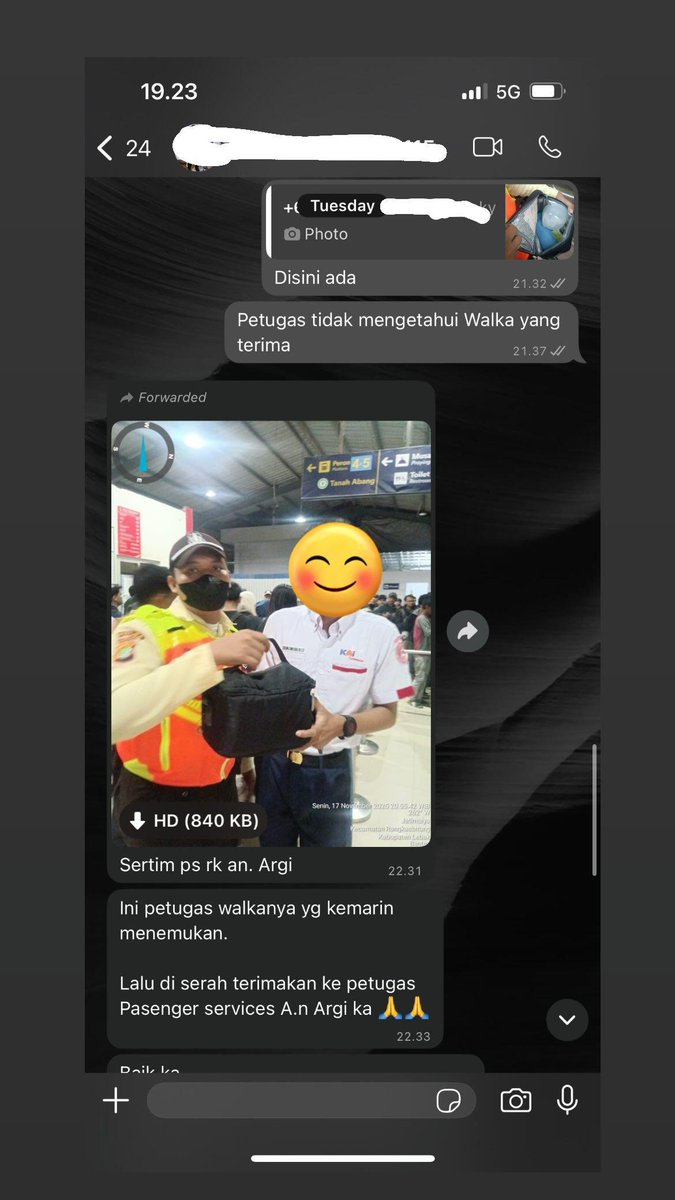 bakuldimsum_'s tweet image. Gara2 utas ini petugas KAI-nya di pecat. Bukan dia yg ilangin, dia mau tanggung jawab ganti Tumbler seharga 300rb tapi akhirnya dia dipecat Krn utasnya viral ☹️
*Gue ss POV dr org yg kehilangan Tumbler
*POV petugas KAI dipostingan selanjutnya